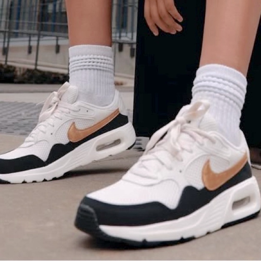NIKE | Airmax SE Women’s Sneaker | Phantom Metallic Gold Black Sail